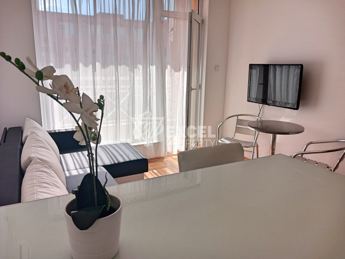 Обзаведен имот с тераса и гледка басейн - Съни Дей 6