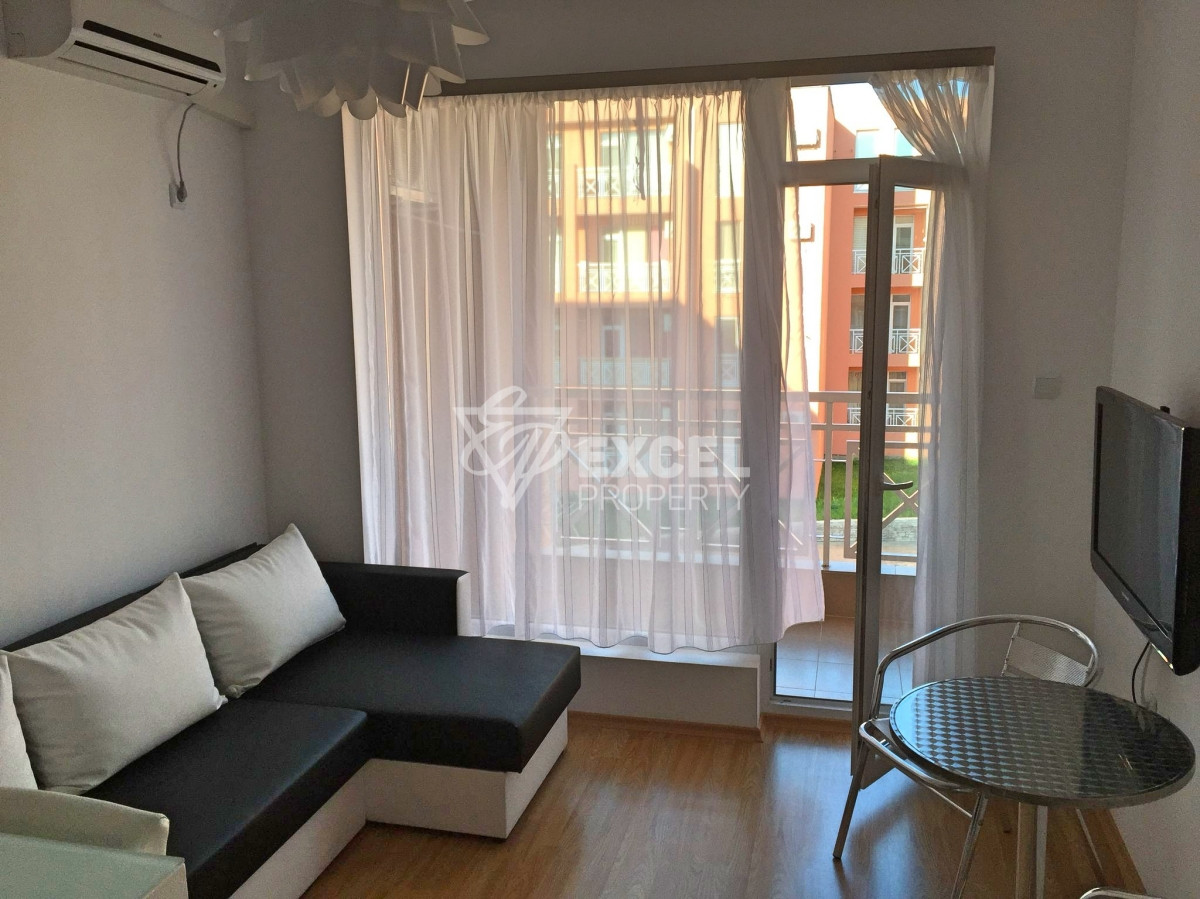 Обзаведен имот с тераса и гледка басейн - Съни Дей 6