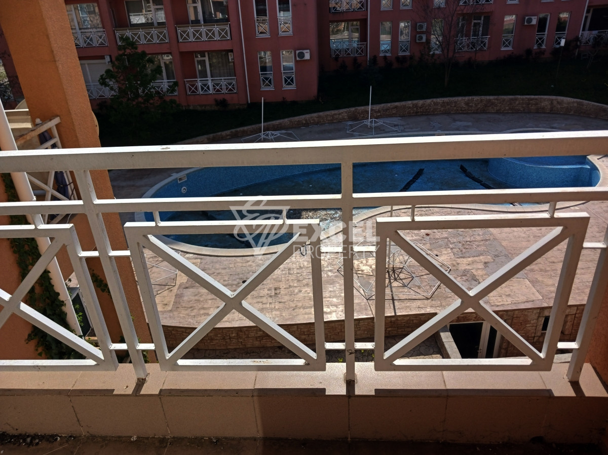 Обзаведен имот с тераса и гледка басейн - Съни Дей 6