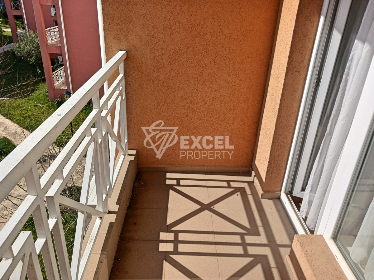 Обзаведен имот с тераса и гледка басейн - Съни Дей 6