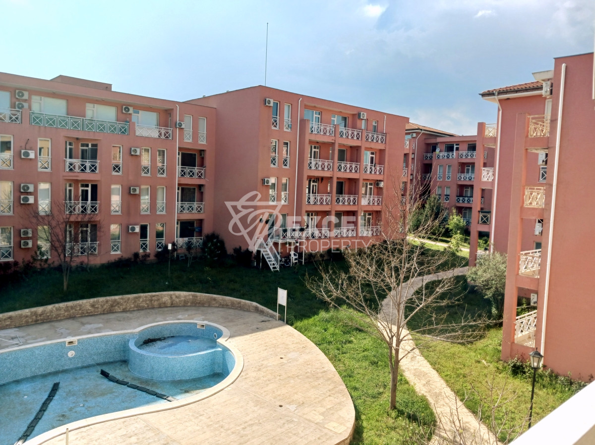 Обзаведен имот с тераса и гледка басейн - Съни Дей 6