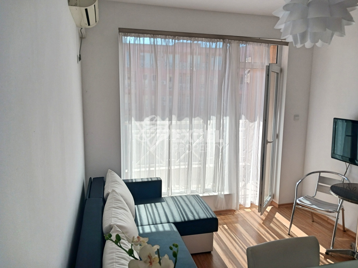 Обзаведен имот с тераса и гледка басейн - Съни Дей 6