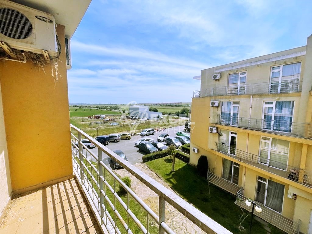 Тристаен обзаведн имот в комплекс Сани Дей 5