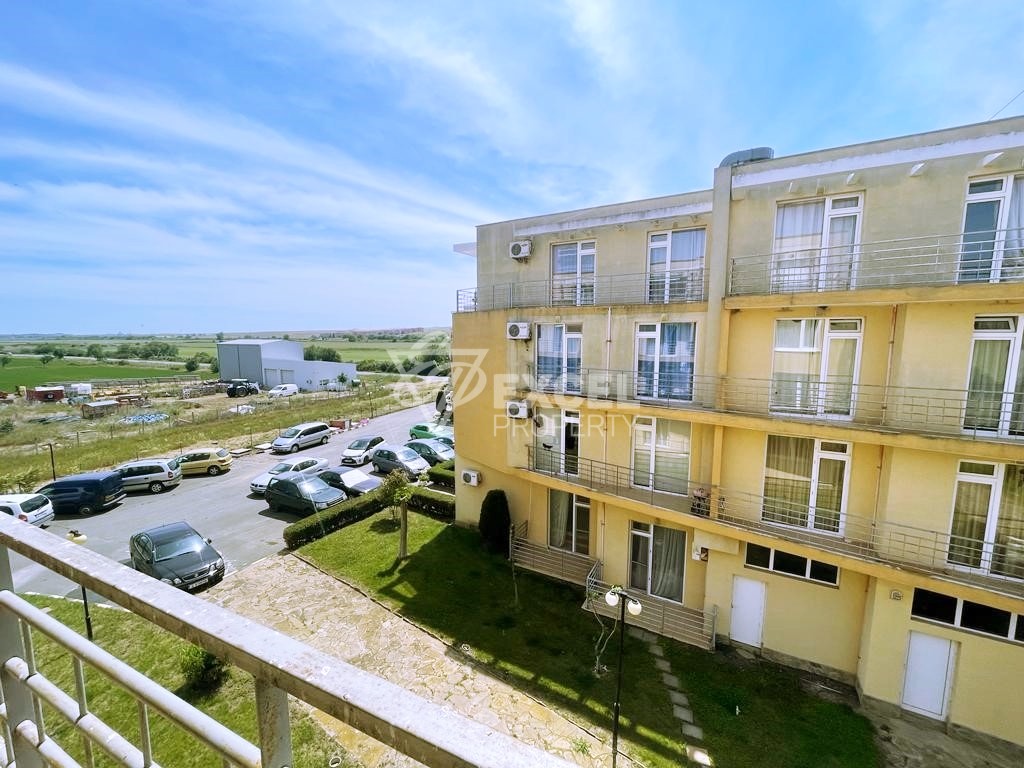 Тристаен обзаведн имот в комплекс Сани Дей 5