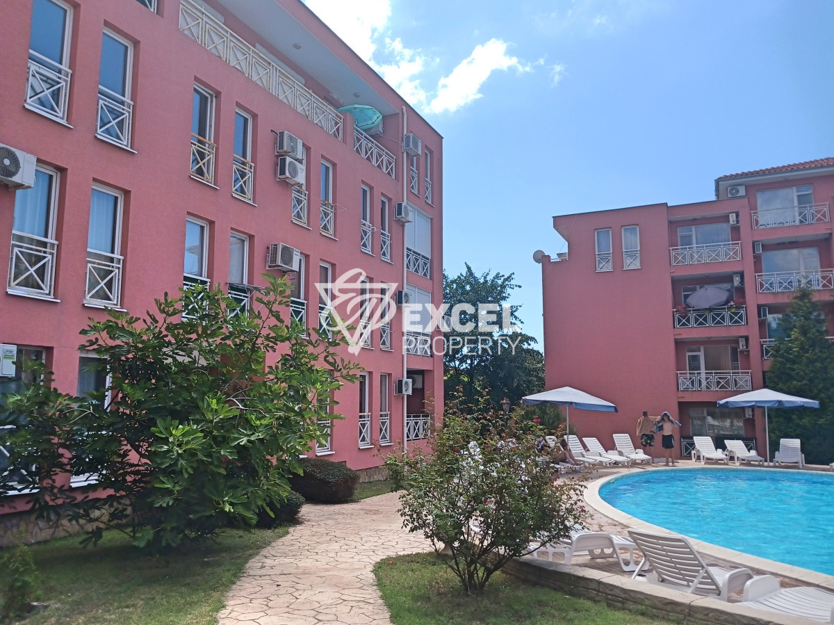 Бюджетно студио с мебели и тераса в Съни Дей 6