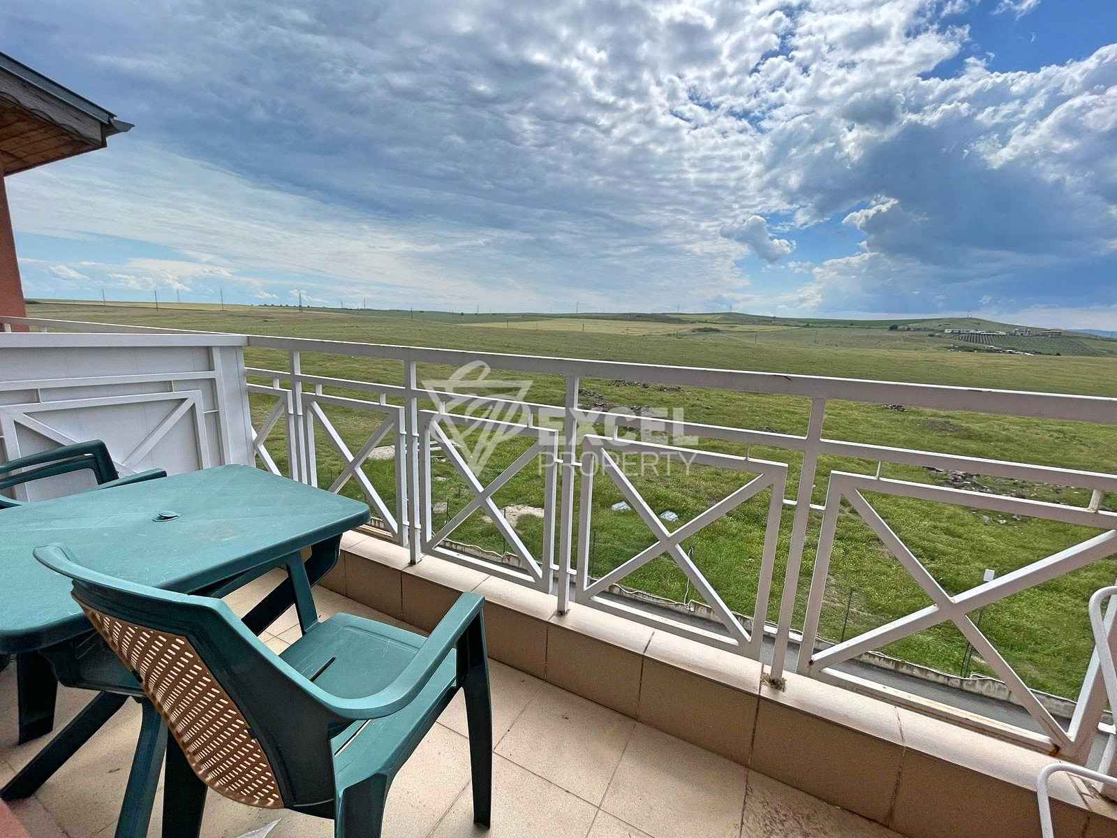 Бюджетно студио с мебели и тераса в Съни Дей 6