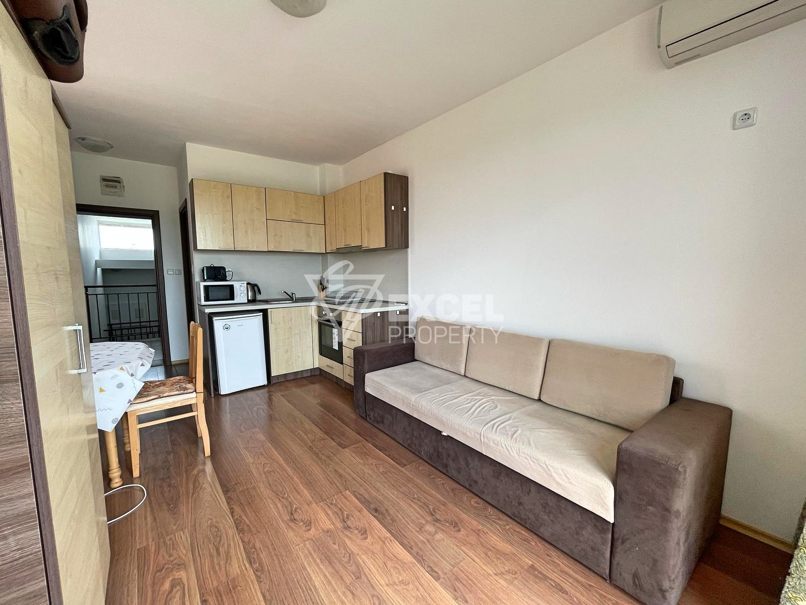 Бюджетно студио с мебели и тераса в Съни Дей 6