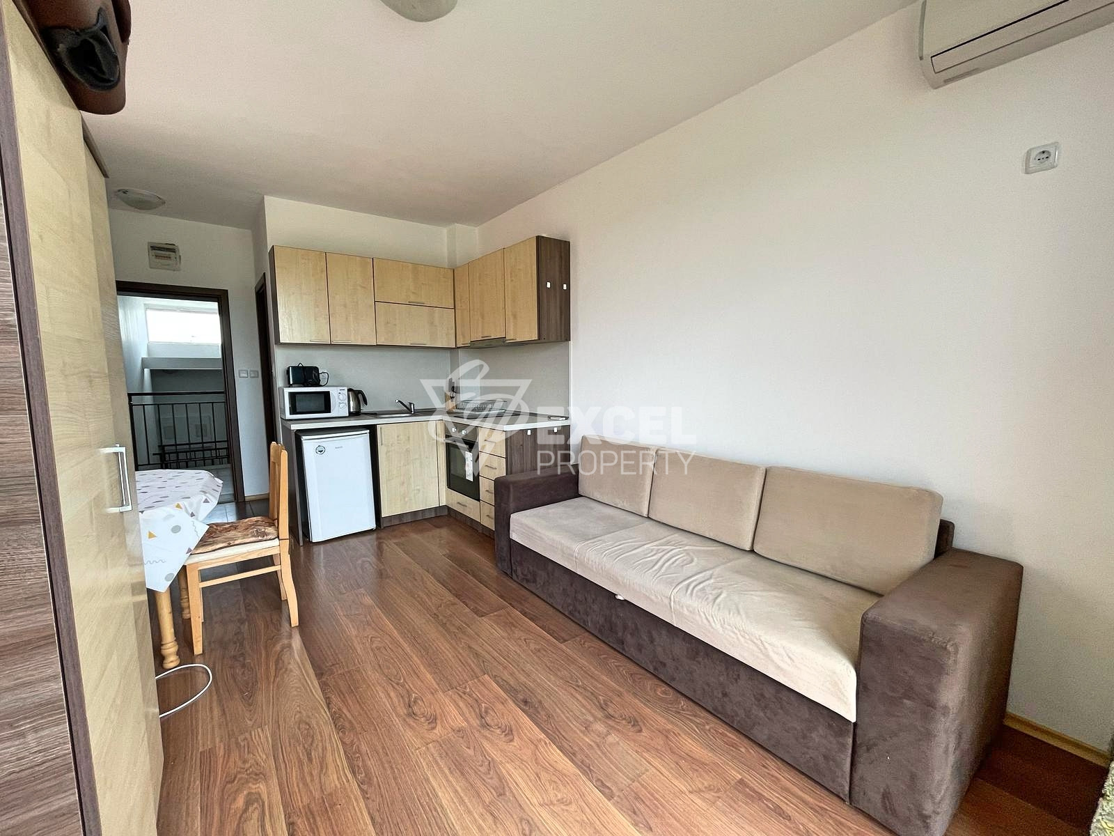 Бюджетно студио с мебели и тераса в Съни Дей 6