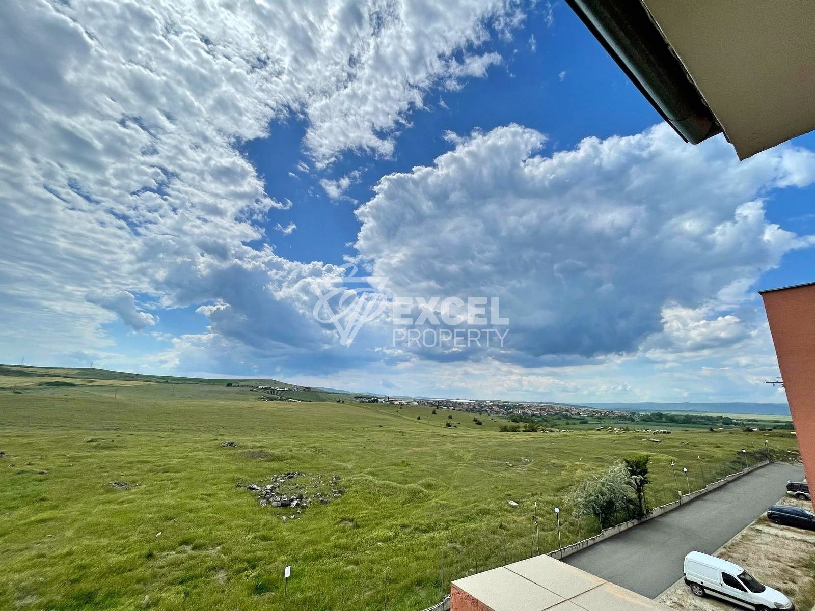 Бюджетно студио с мебели и тераса в Съни Дей 6