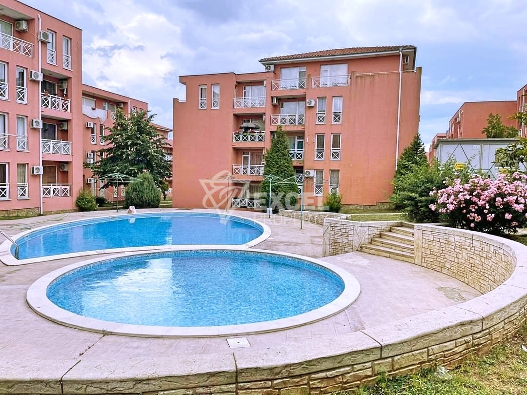 Бюджетно студио с мебели и тераса в Съни Дей 6