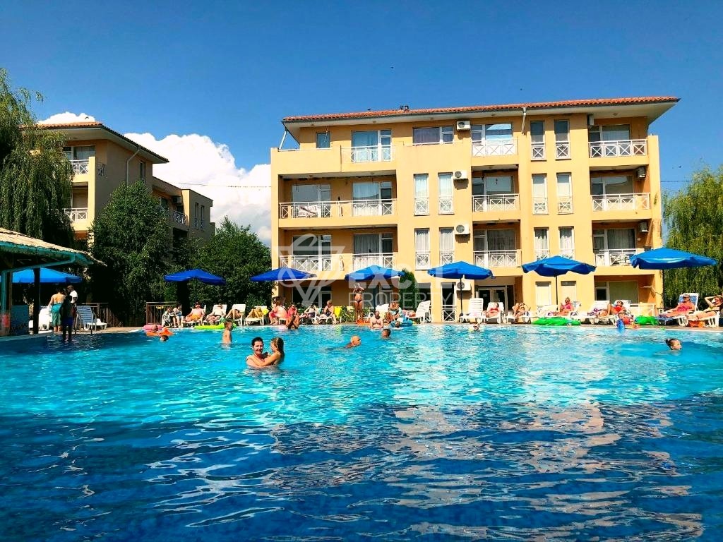 Бюджетно студио с мебели и тераса в Съни Дей 6