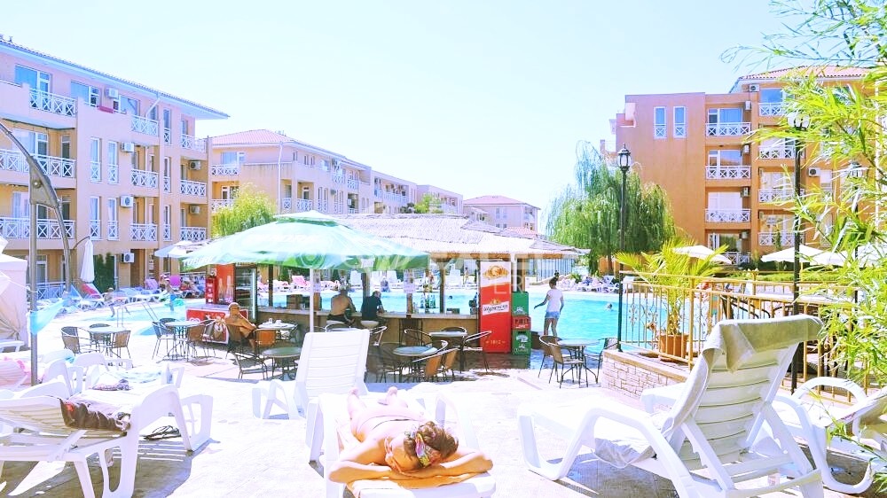 Бюджетно студио с мебели и тераса в Съни Дей 6