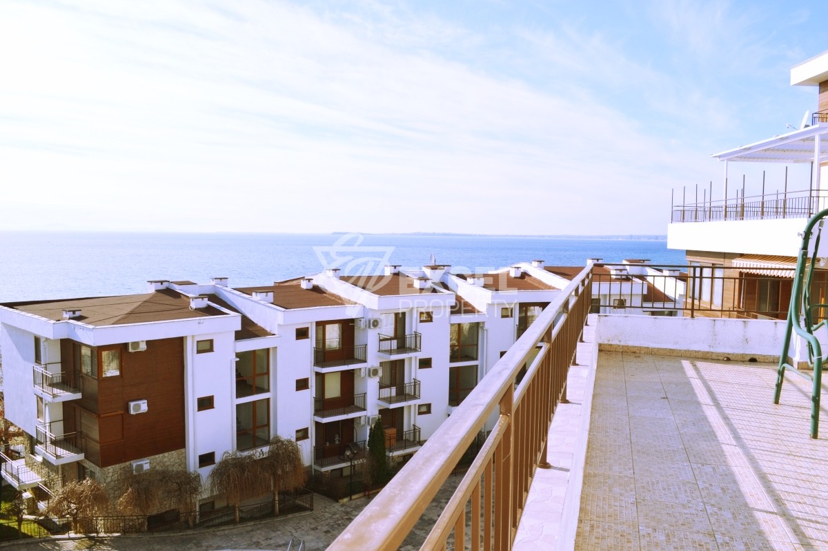 Месамбрия Форт комплекс,  Елените- тристаен имот с гледка море