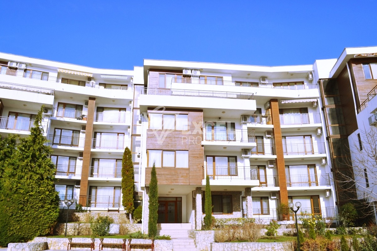 Месамбрия Форт комплекс,  Елените- тристаен имот с гледка море