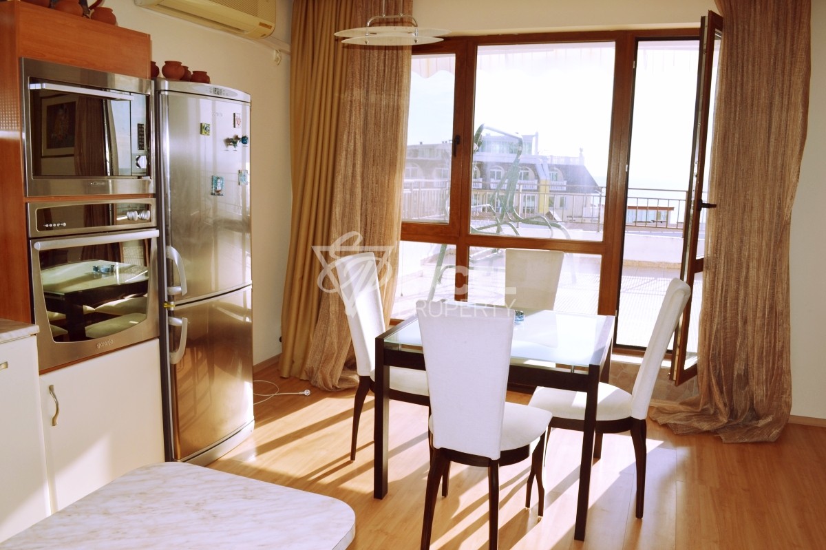 Месамбрия Форт комплекс,  Елените- тристаен имот с гледка море